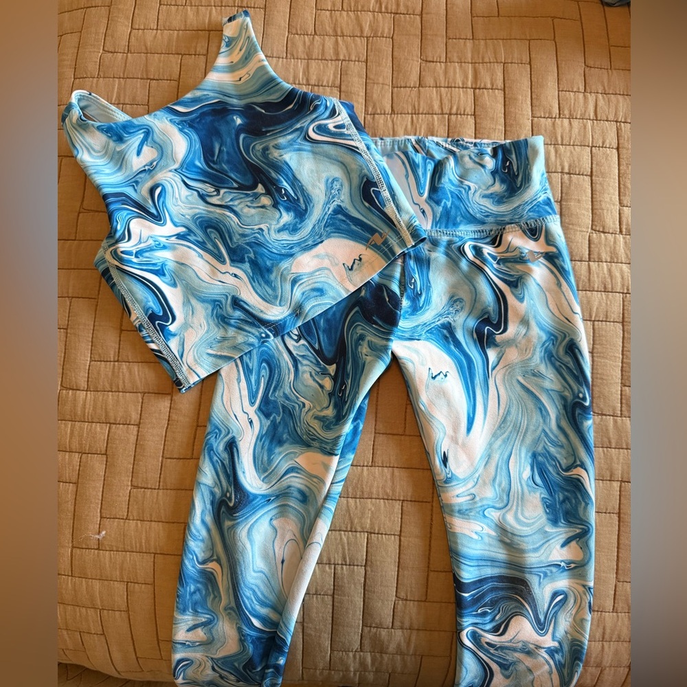 Athletic Works Blue and White Swirl Set